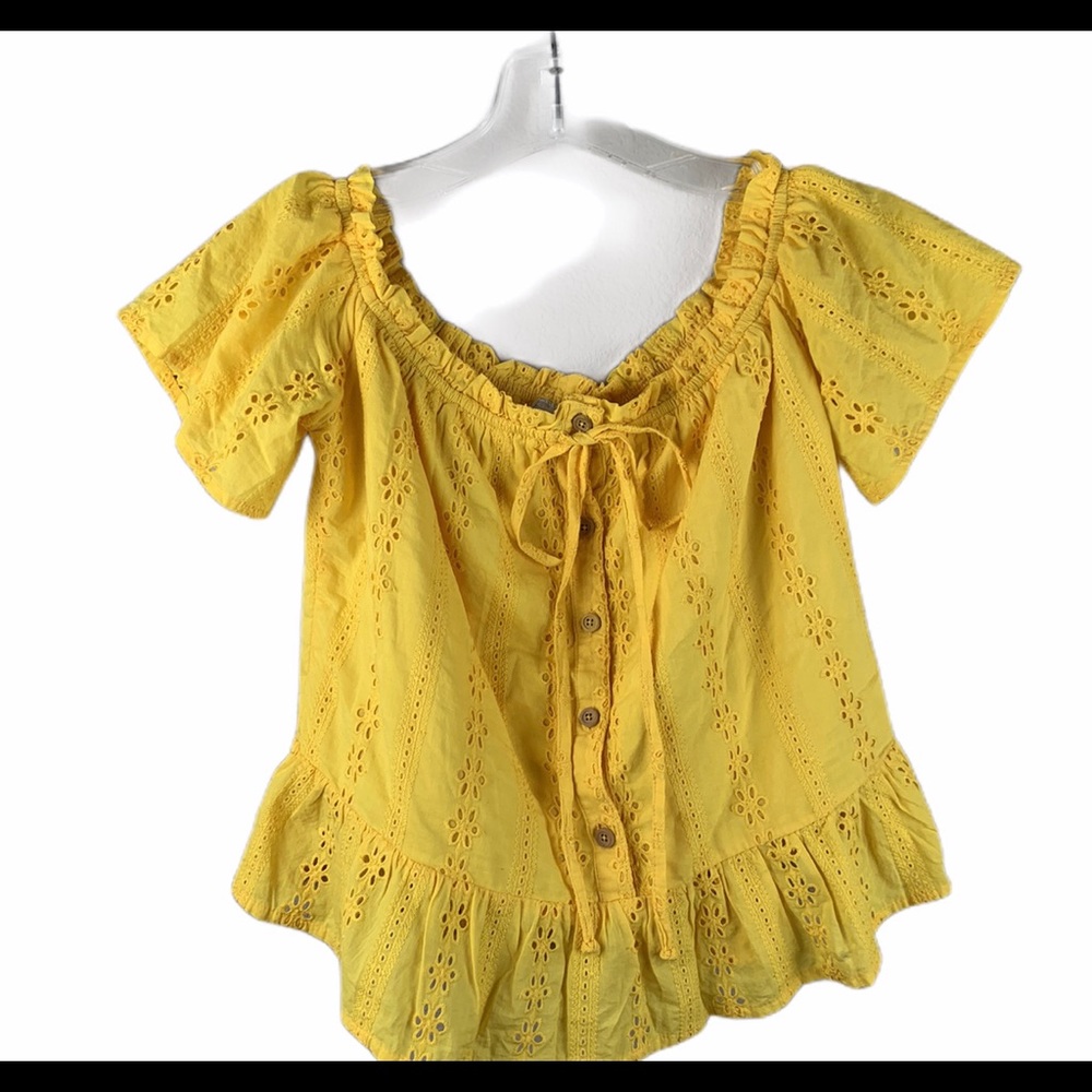 Daytrip shortsleeved yellow top.